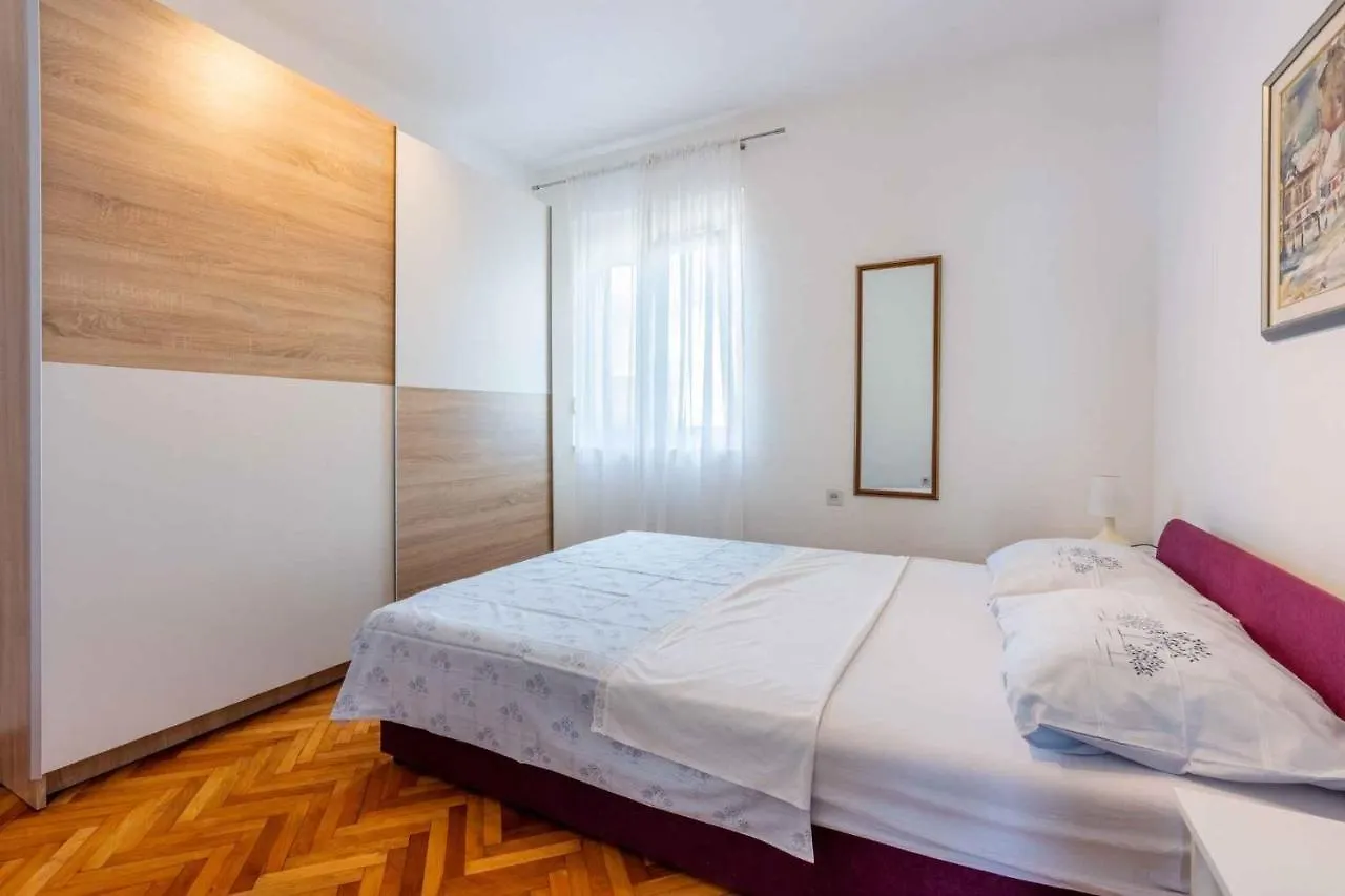 Apartment In Crikvenica 39213