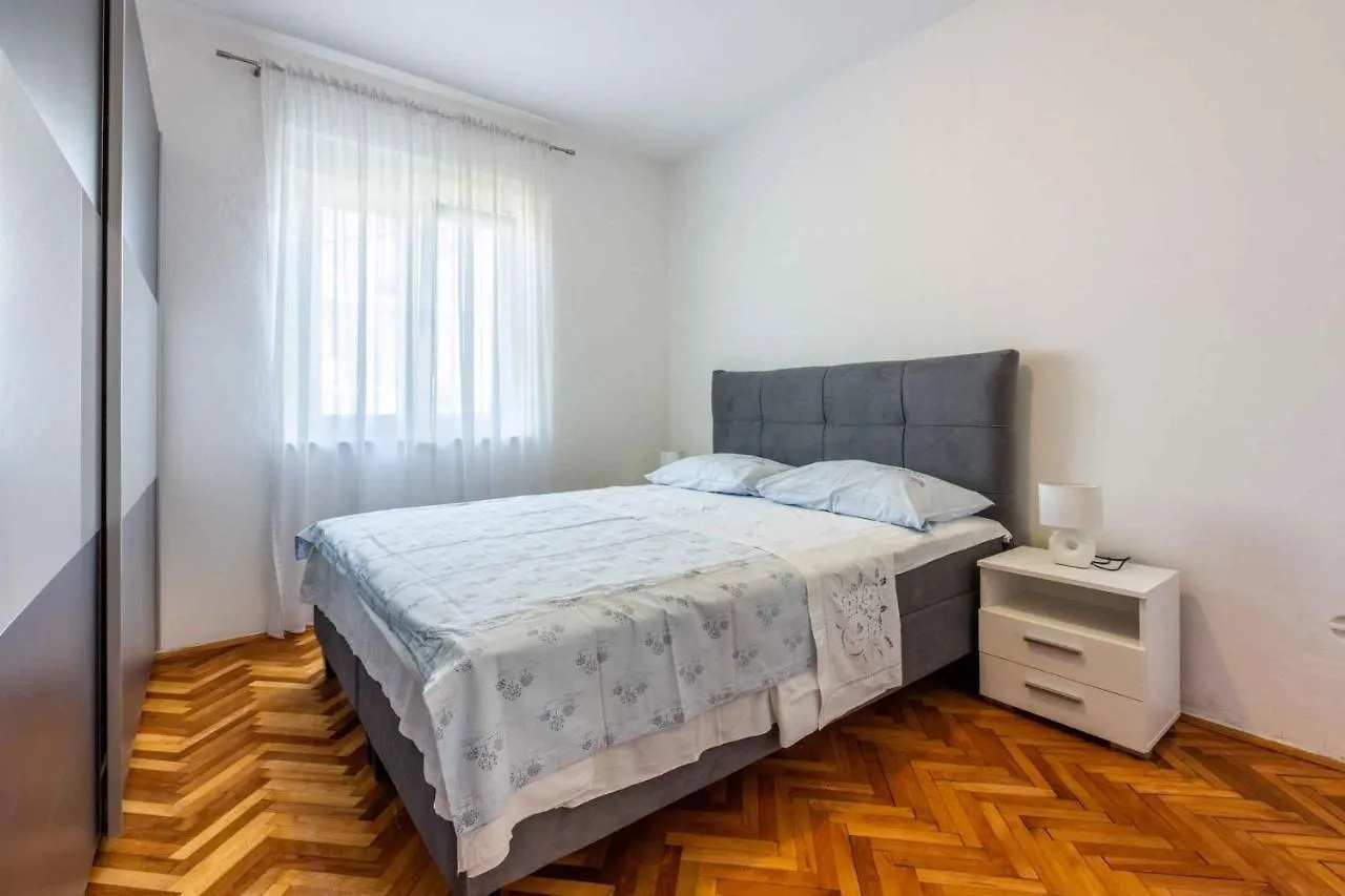 Apartment In Crikvenica 39213