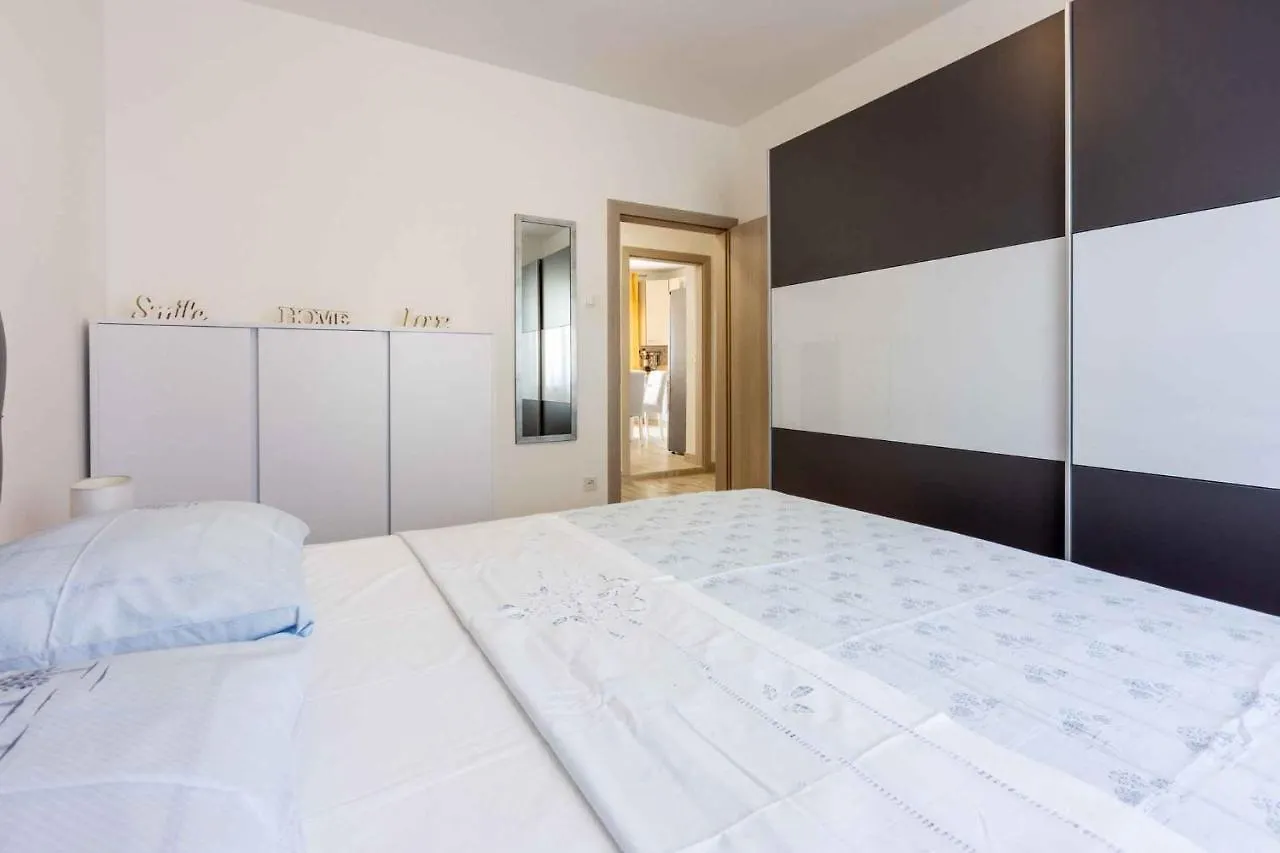 Apartment In Crikvenica 39213
