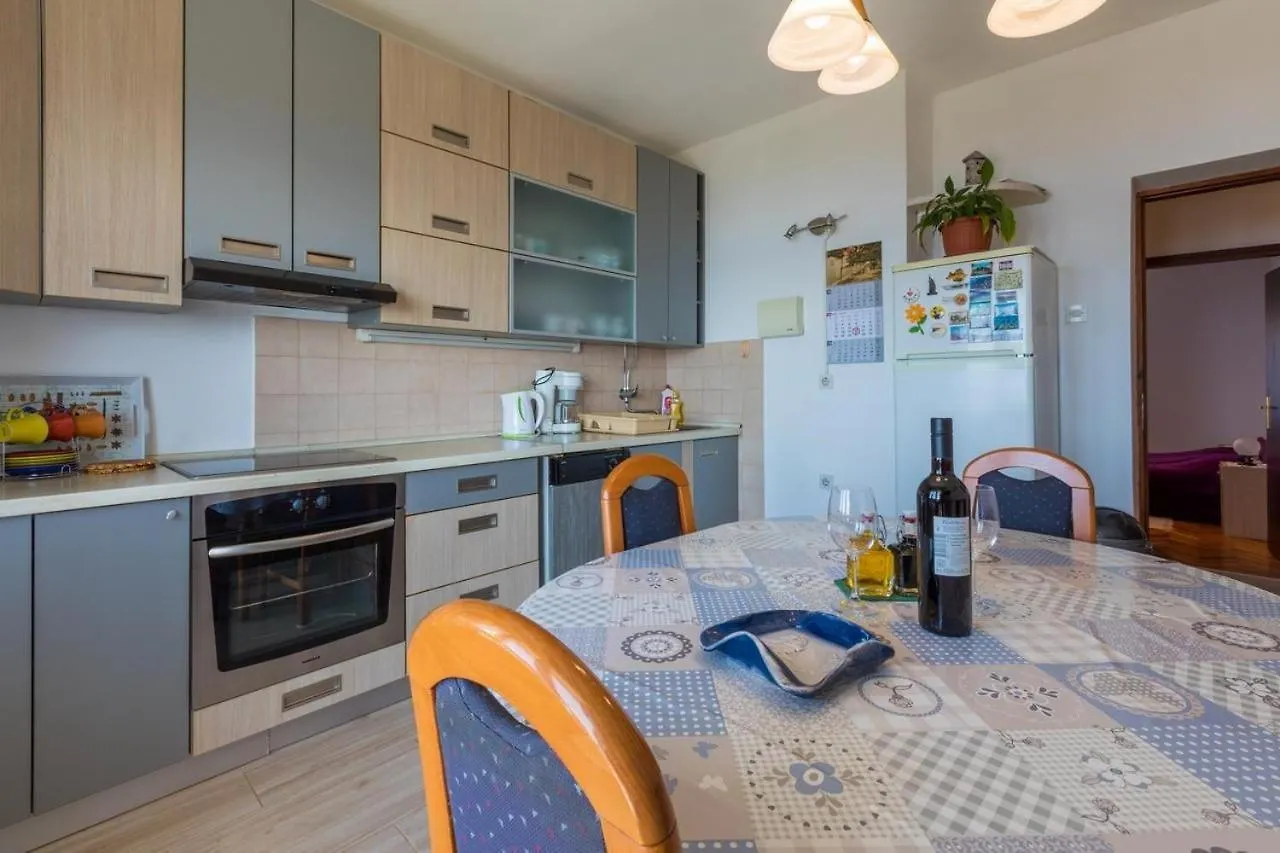Apartment In Crikvenica 39213