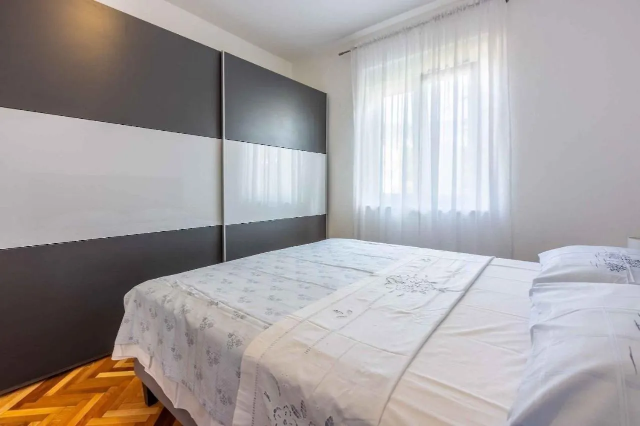 Apartment In Crikvenica 39213